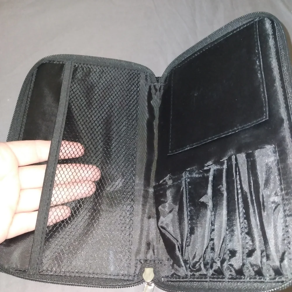 Nwot It cosmetics makeup brush case